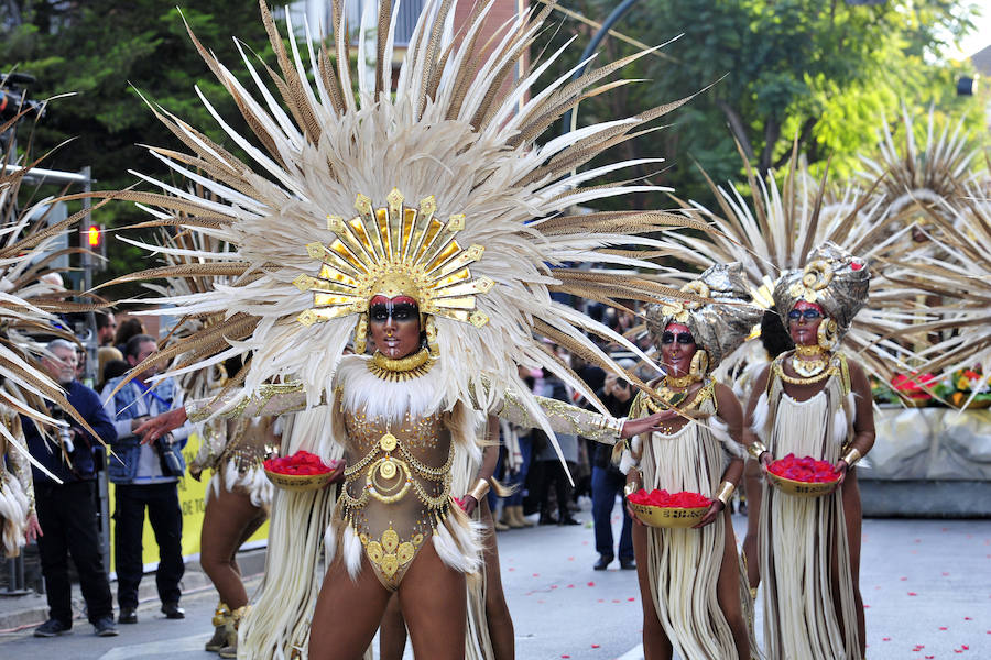 Las comparsas de Cabezo de Torres se lucen ante miles de vecinos y visitantes.