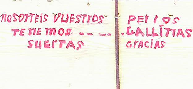 Cartel en zona de paso de turistas ('No soltéis vuestros perros, tenemos gallinas sueltas. Gracias').