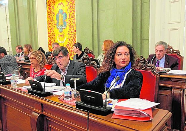 La portavoz del PSOE y concejal de Medio Ambiente, Obdulia Gómez, ayer en el Pleno. Detrás, los ediles de Podemos.