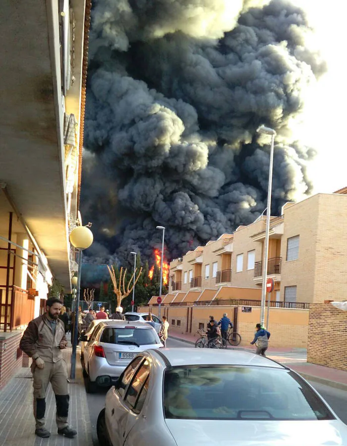 La gran humareda causada por el fuego se puede ver desde varios puntos de Murcia