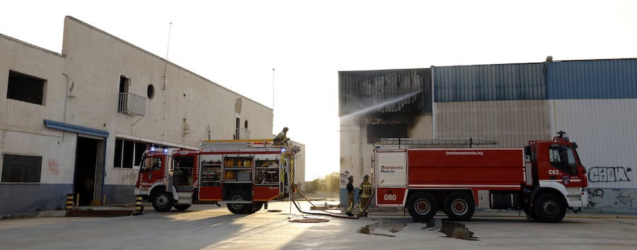 La gran humareda causada por el fuego se puede ver desde varios puntos de Murcia