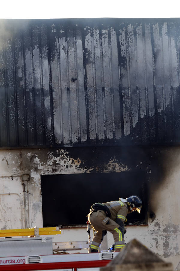 La gran humareda causada por el fuego se puede ver desde varios puntos de Murcia