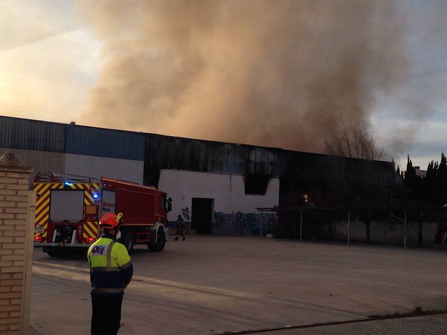 La gran humareda causada por el fuego se puede ver desde varios puntos de Murcia