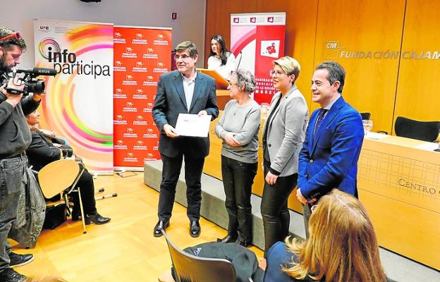 Francisco Aznar, a la izquierda, en los premios Infoparticipa.