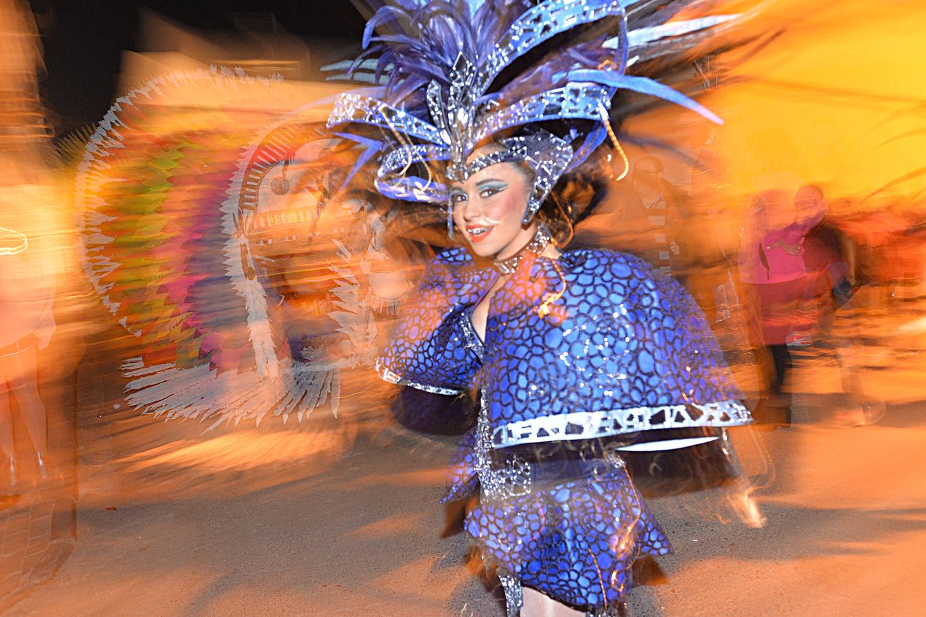 Los coloridos trajes, el humor y la crítica cautivan al público en el segundo desfile de comparsas y carrozas del Carnaval, presenciado por 15.000 espectadores