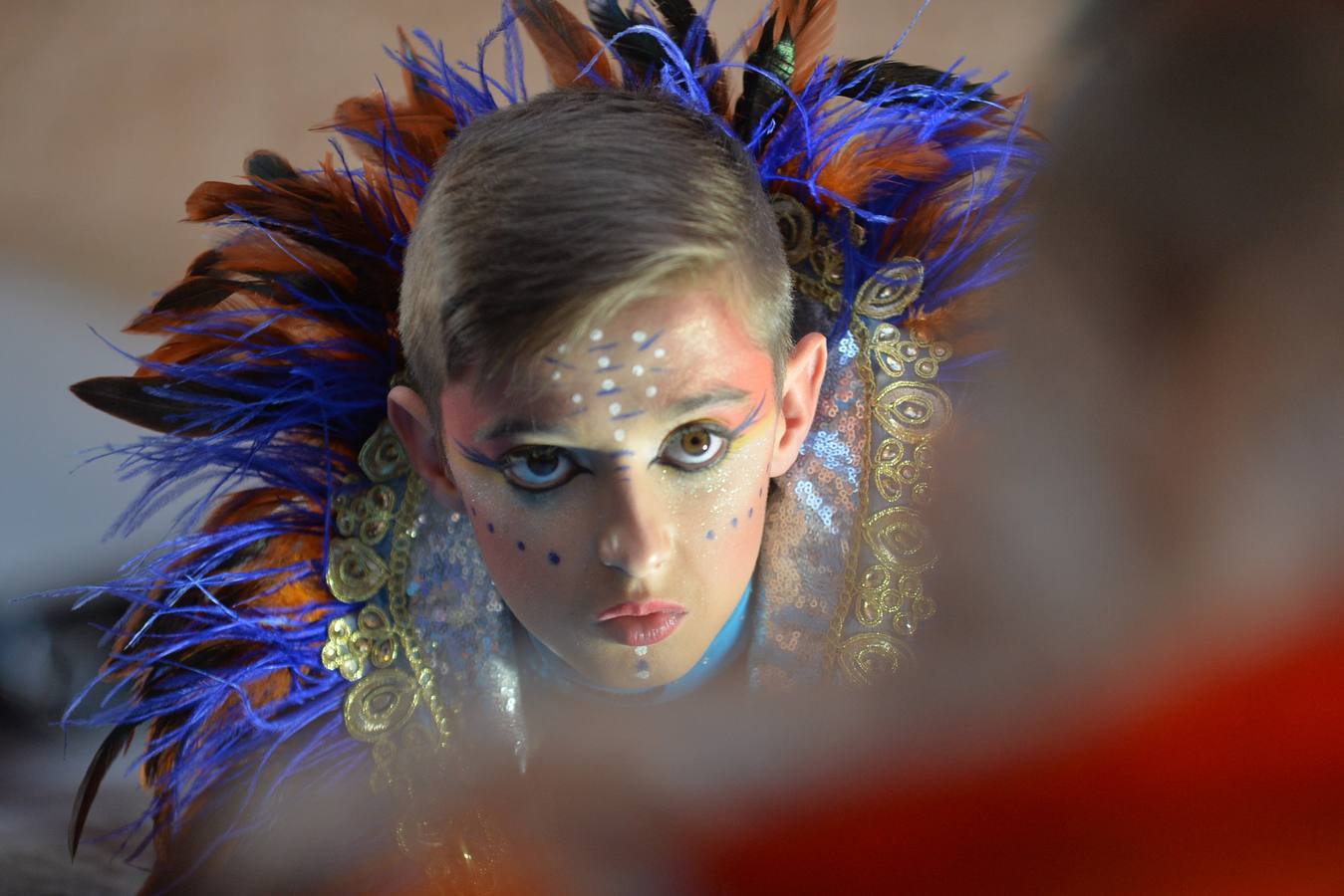 Los coloridos trajes, el humor y la crítica cautivan al público en el segundo desfile de comparsas y carrozas del Carnaval, presenciado por 15.000 espectadores