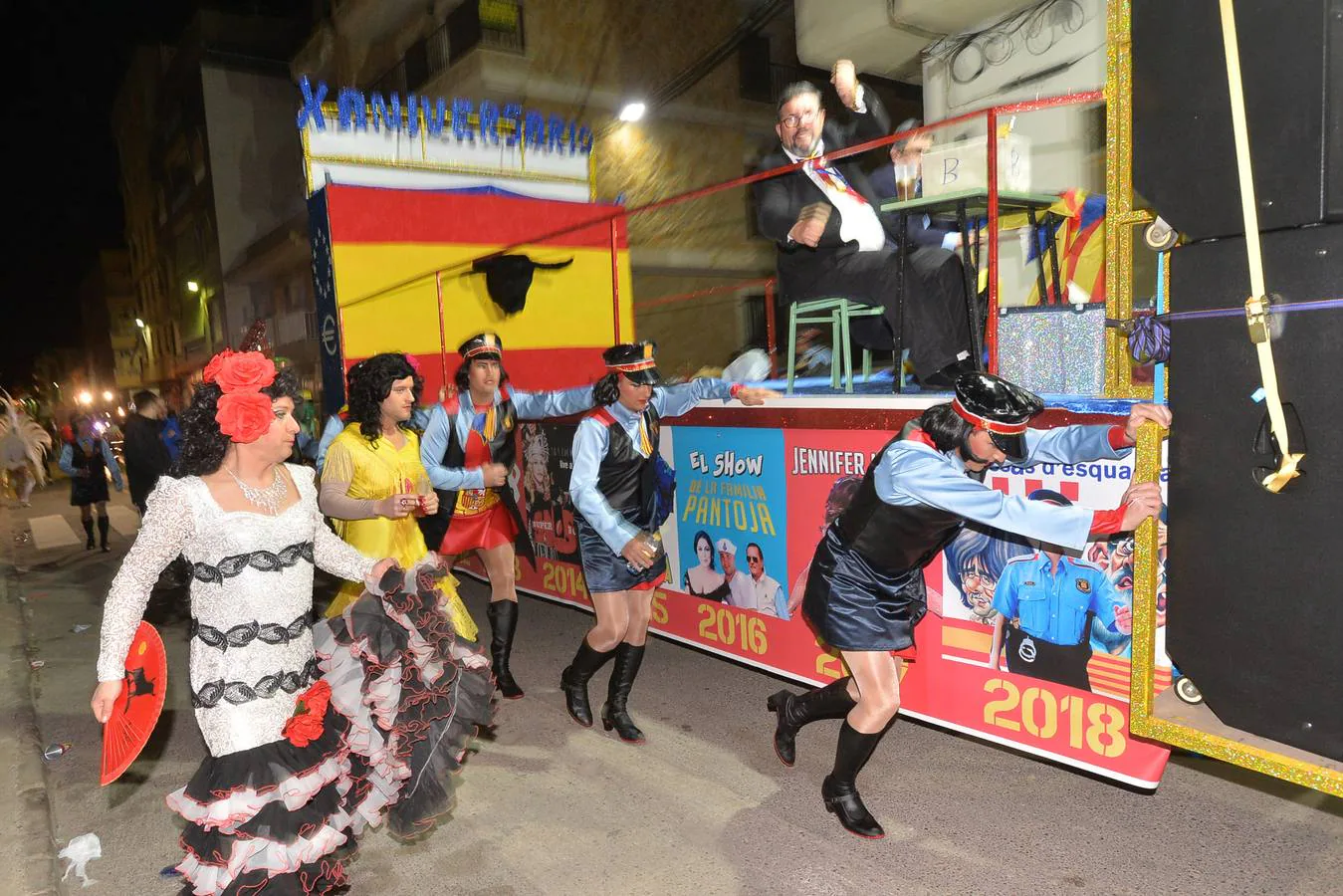 Los coloridos trajes, el humor y la crítica cautivan al público en el segundo desfile de comparsas y carrozas del Carnaval, presenciado por 15.000 espectadores