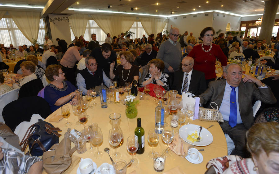En el Jardín Botánico de la ciudad portuaria se ha celebrado una comida de convivencia, un Baile de los Enamorados y se ha homenajeado a la pareja de mayor edad