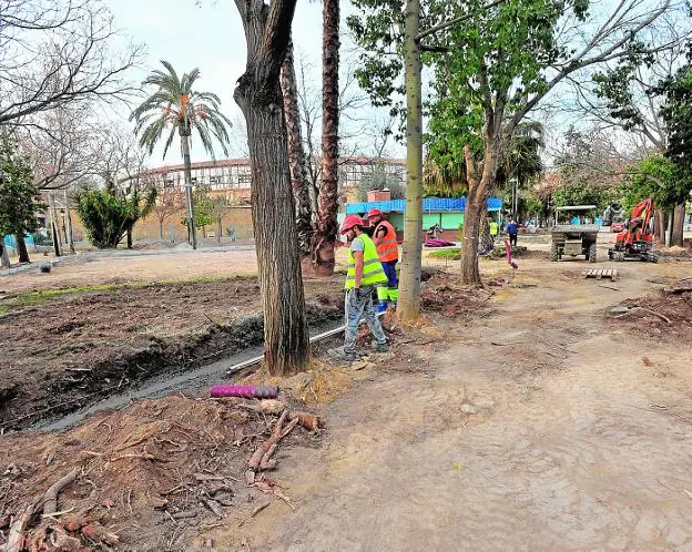Obreros trabajando, ayer, en la remodelación integral del parque Pediatra Diego Pallarés. 