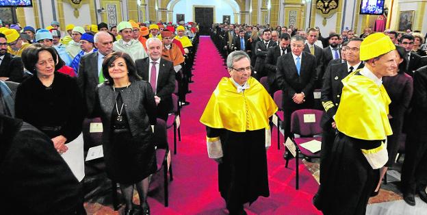 Rafael Matesanz (centro) y Juan Carlos Izpisua se dirigen al altar del templo de Los Jerónimos, durante el acto de ayer.