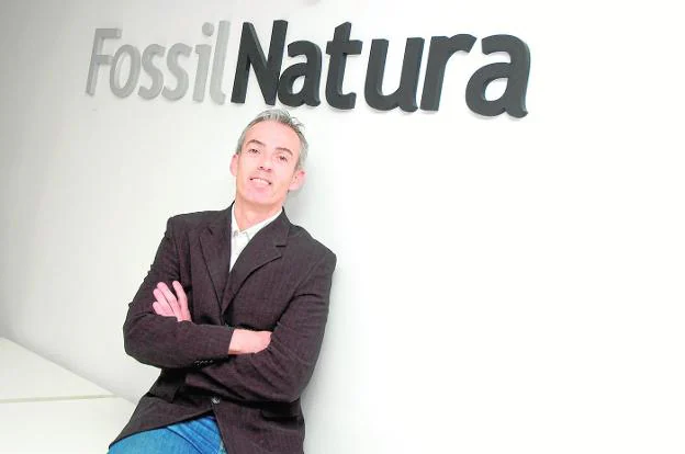 Antonio Pascual Miralles, gerente de Fossil Natura. A la derecha y debajo, dos ejemplos de su catálogo. Fossil Natura cuenta con una nave de 3.000 m2 en Fortuna.