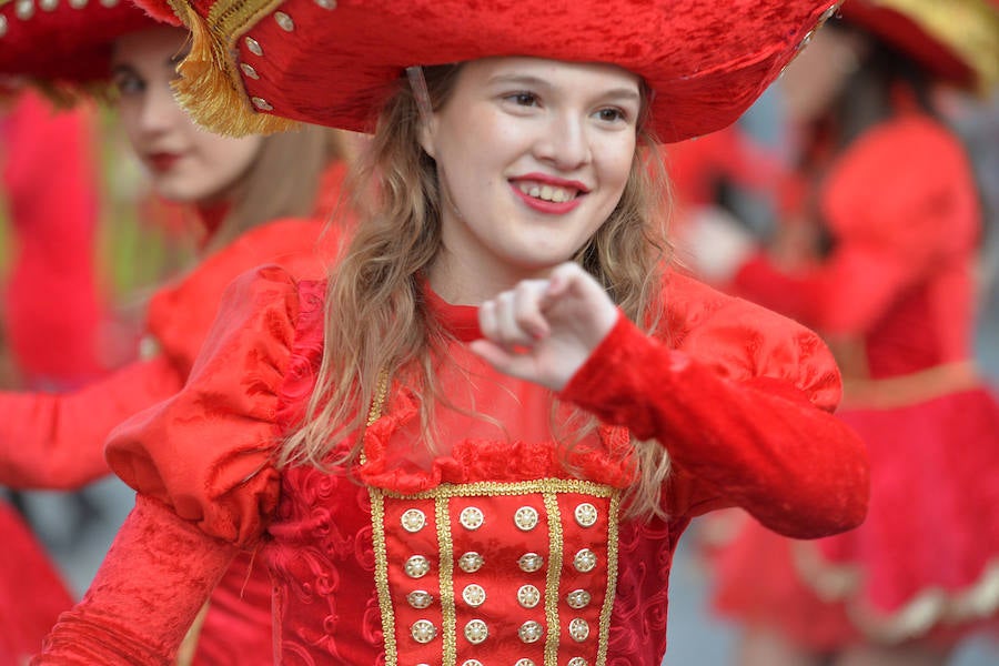 Casi cincuenta peñas de otras localidades llenan de esplendor y alegría las principales calles de la ciudad en la recta final de las fiestas