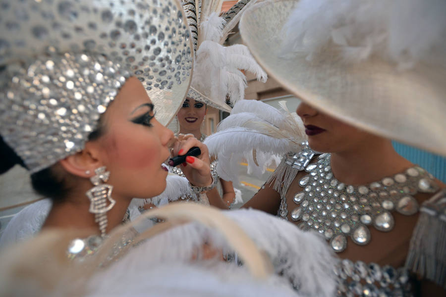 Casi cincuenta peñas de otras localidades llenan de esplendor y alegría las principales calles de la ciudad en la recta final de las fiestas