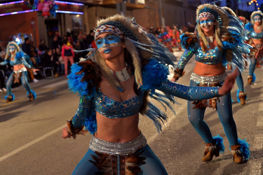 Casi cincuenta peñas de otras localidades llenan de esplendor y alegría las principales calles de la ciudad en la recta final de las fiestas