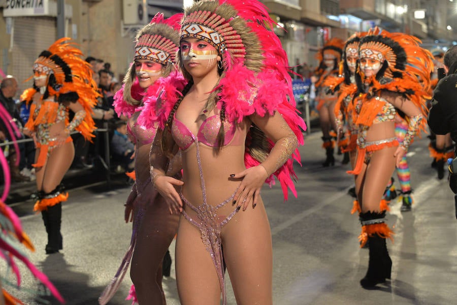 Casi cincuenta peñas de otras localidades llenan de esplendor y alegría las principales calles de la ciudad en la recta final de las fiestas