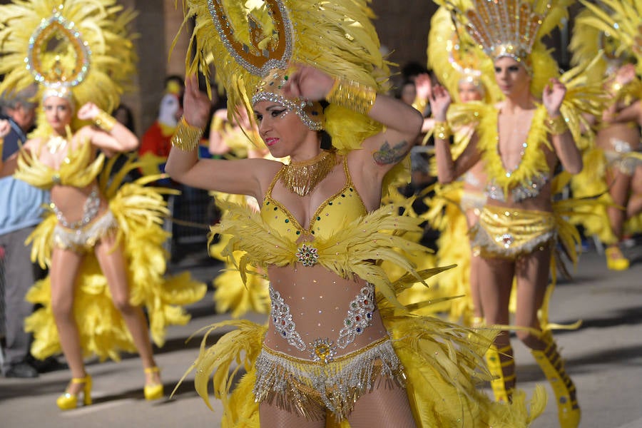 Casi cincuenta peñas de otras localidades llenan de esplendor y alegría las principales calles de la ciudad en la recta final de las fiestas