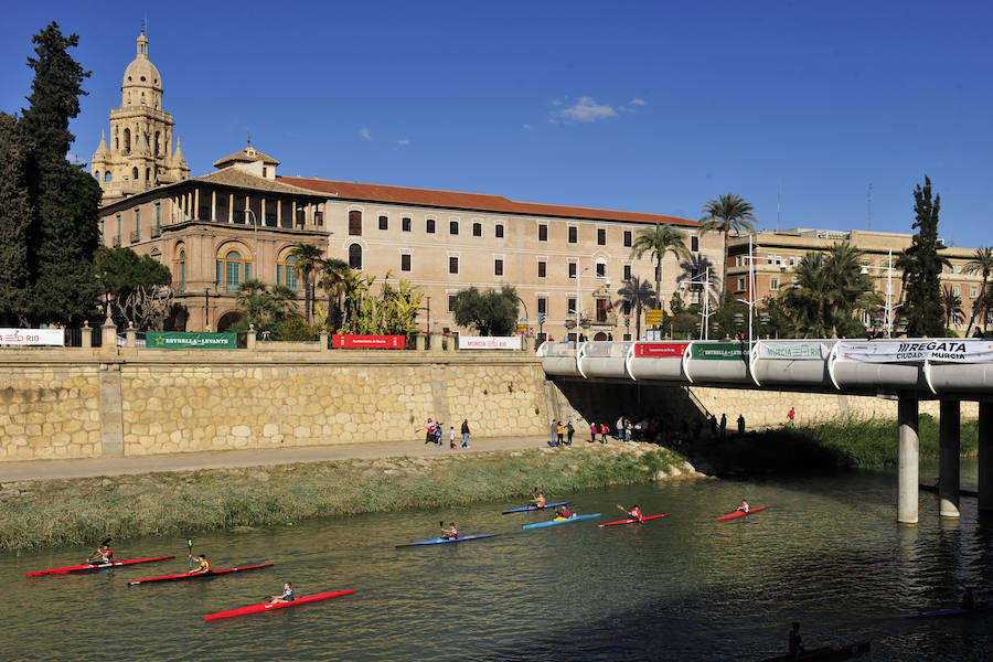 El Murcia Remo venció al equipo de la Policía Nacional en una carrera de barcos dragón