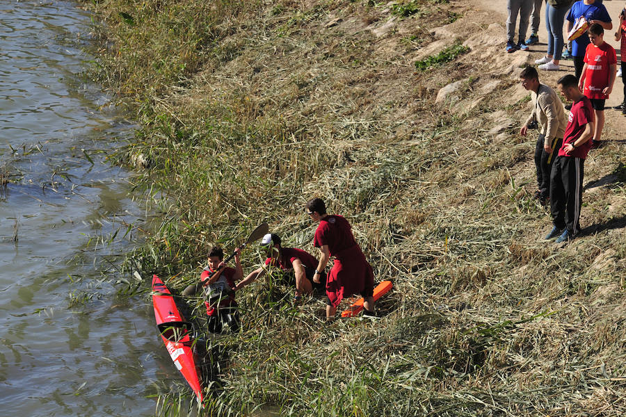 El Murcia Remo venció al equipo de la Policía Nacional en una carrera de barcos dragón