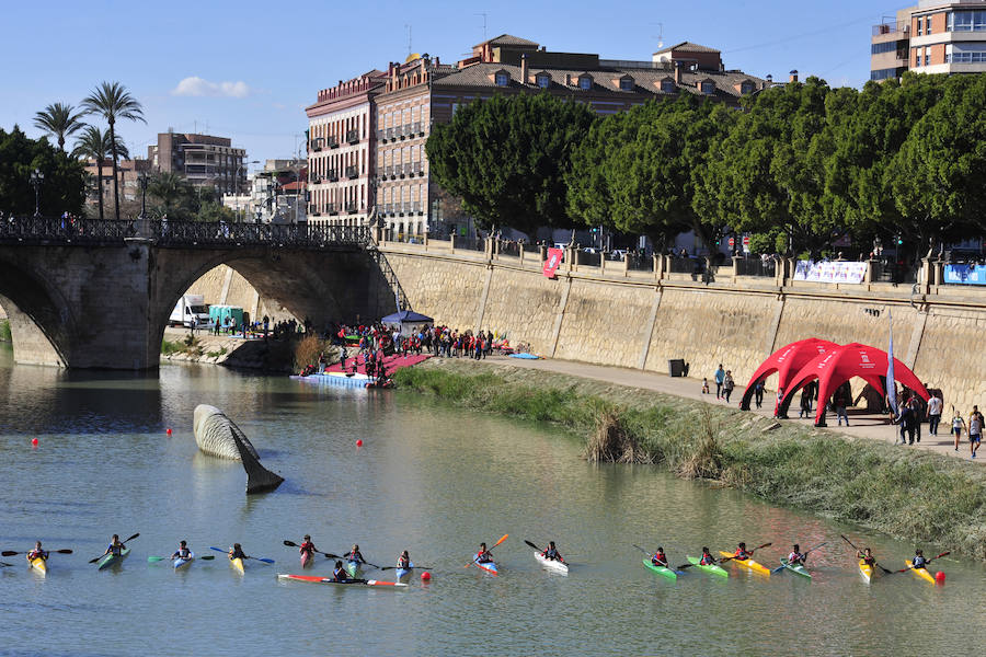 El Murcia Remo venció al equipo de la Policía Nacional en una carrera de barcos dragón