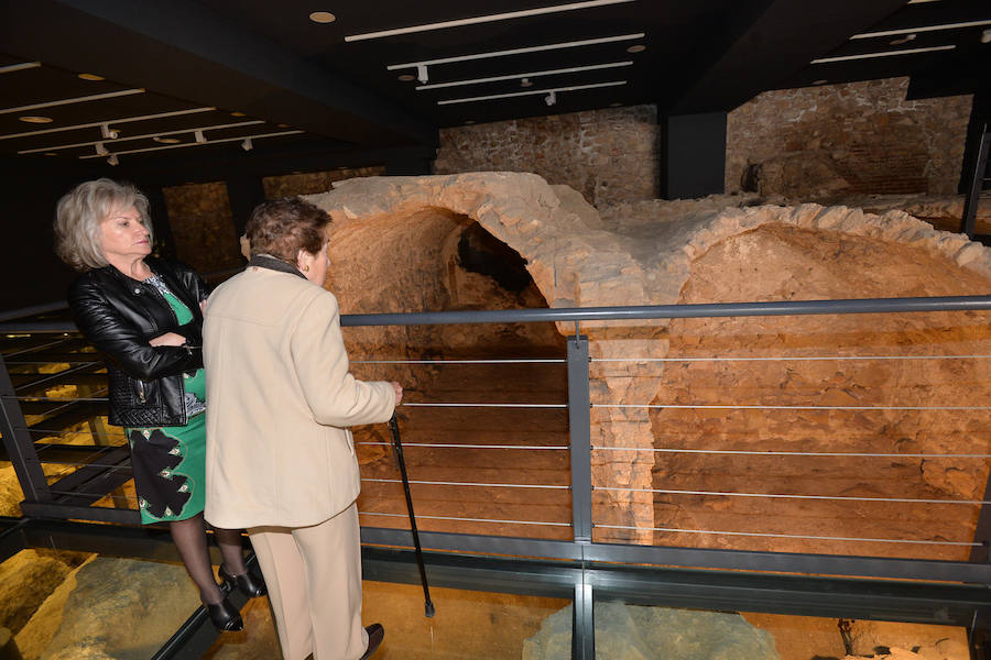 La ampliación del colegio de las mercedarias permite la puesta en valor de unos restos arqueológicos medievales. Bajo el suelo de cristal se han conservado una calle de más de 800 años de antigüedad, una placeta, unos baños públicos y tres estancias abovedadas