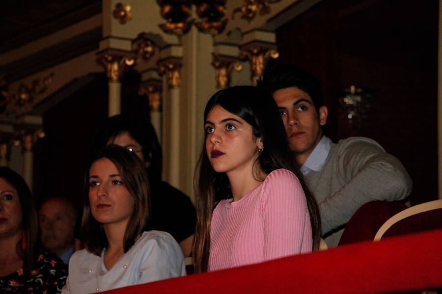 La locutora murciana llena de emoción el Teatro Romea en un acto ambientado por la Unidad Musical de la Academia General del Aire en el que ha homenajeado a los cofrades que participarán en los 17 cortejos procesionales; el Martes Santo se estrenará el primer paso portado exclusivamente por estantes femeninas