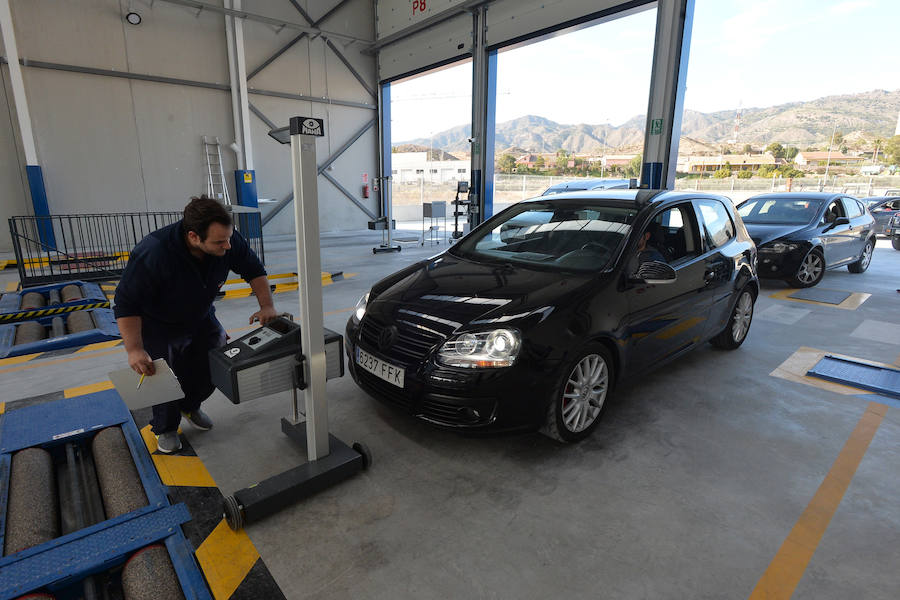 Personal de la ITV en el polígono industrial de La Hoya, el viernes completando la fase de pruebas previa a la inauguración, que tendrá lugar el 1 de marzo.