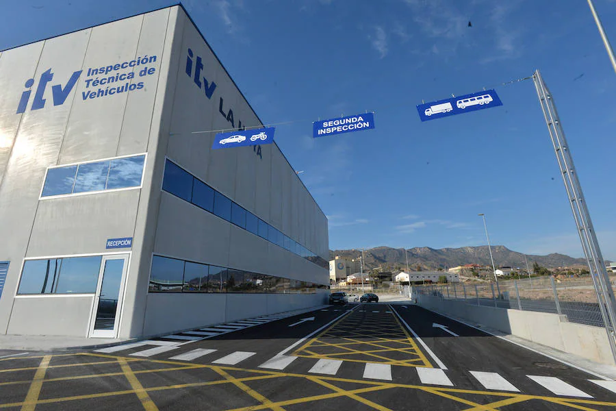 Personal de la ITV en el polígono industrial de La Hoya, el viernes completando la fase de pruebas previa a la inauguración, que tendrá lugar el 1 de marzo.