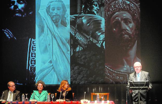 El pregonero interviene desde el atril; el presidente de la Junta de Cofradías, la Nazarena Mayor y la alcaldesa escuchan atentamente.