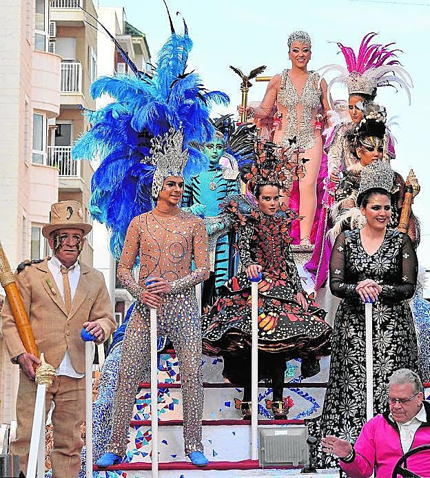 Los personajes adultos e infantiles del Carnaval 2018, en el desfile del pasado viernes.