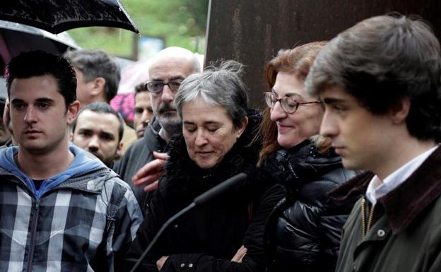 La eurodiputada de UPyD Maite Pagazaurtundua (d), junto a la viuda (2i), e hijo (i), de Joseba Pagazaurtundu.