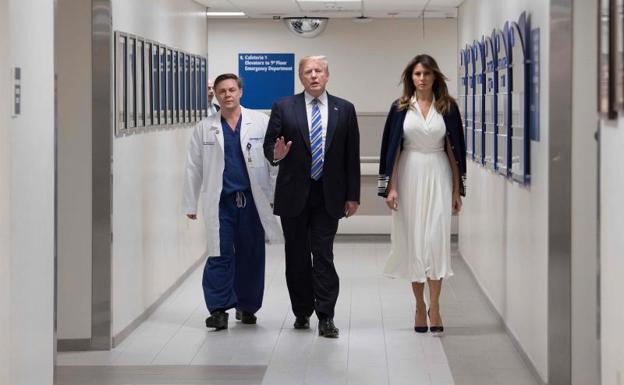 Trump y su esposa, Melania, visitan a los heridos en el tiroteo de Florida. 