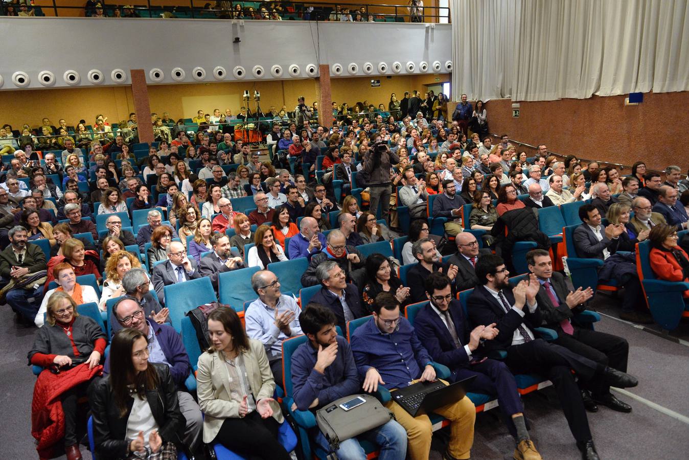 Los catedráticos Pedro Lozano, José Luján, Pablo Artal, Emilio Martínez y José Antonio Gomez participan en un coloquio en el Paraninfo del Campus de la Merced