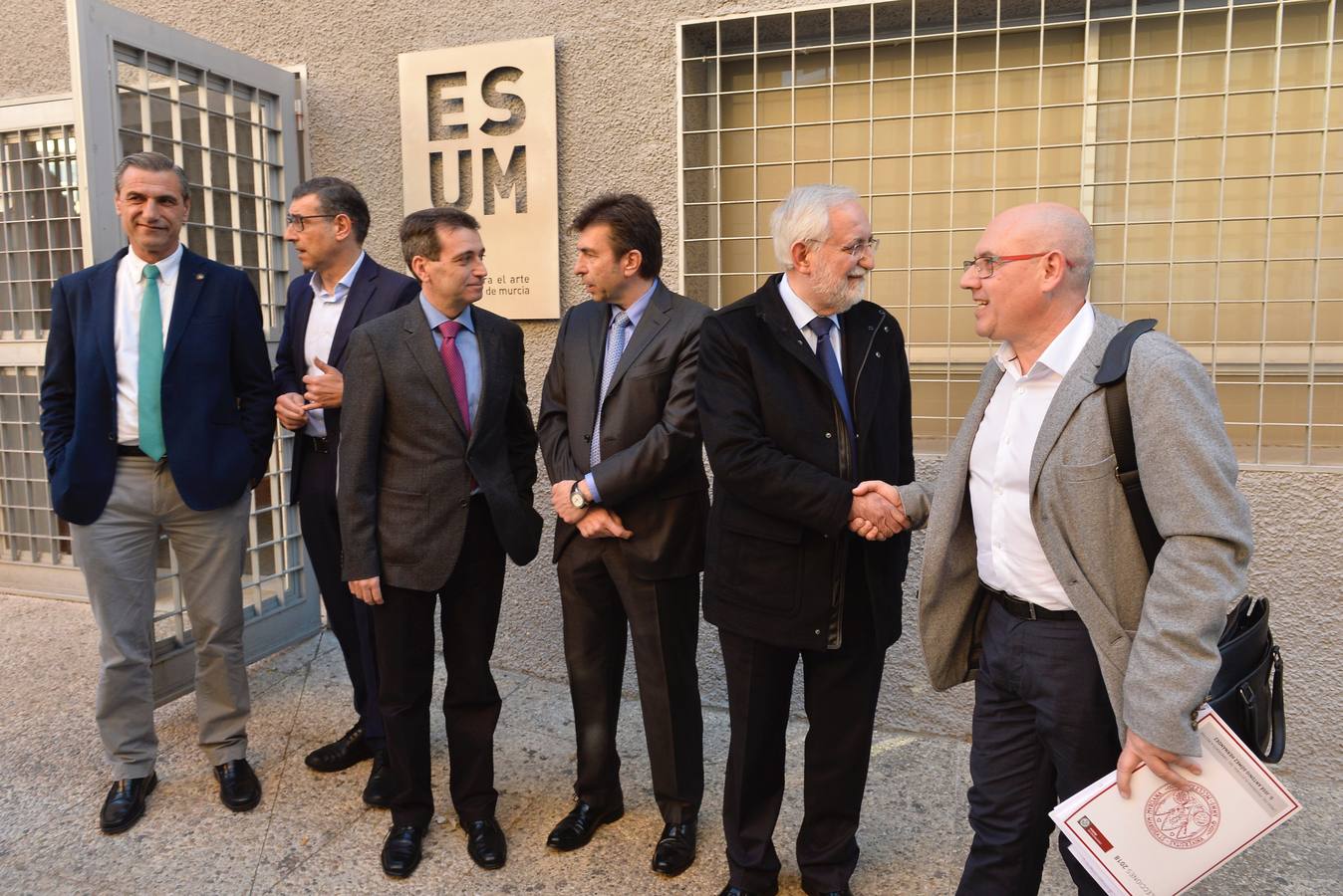 Los catedráticos Pedro Lozano, José Luján, Pablo Artal, Emilio Martínez y José Antonio Gomez participan en un coloquio en el Paraninfo del Campus de la Merced