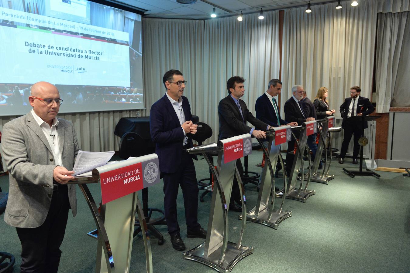 Los catedráticos Pedro Lozano, José Luján, Pablo Artal, Emilio Martínez y José Antonio Gomez participan en un coloquio en el Paraninfo del Campus de la Merced