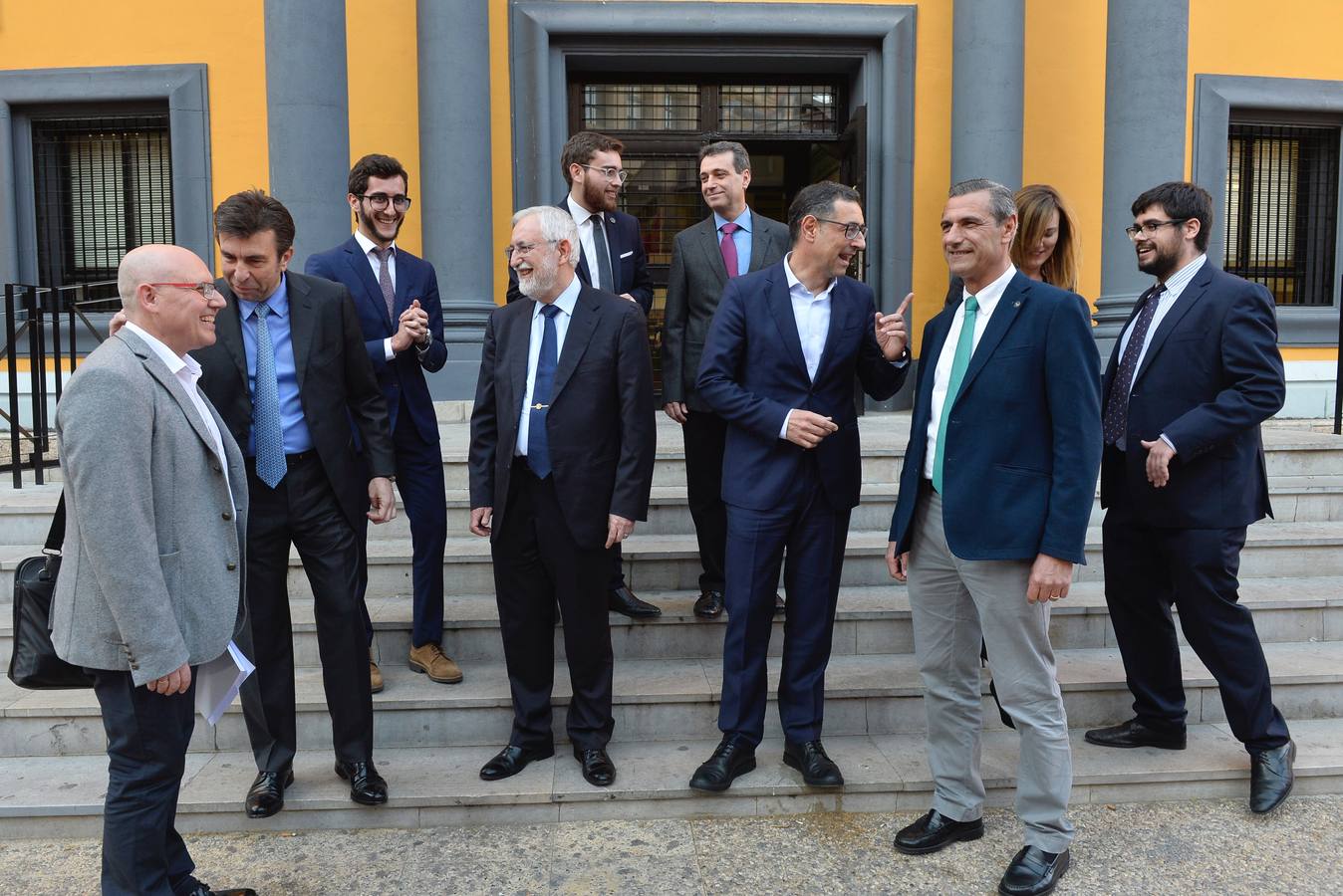 Los catedráticos Pedro Lozano, José Luján, Pablo Artal, Emilio Martínez y José Antonio Gomez participan en un coloquio en el Paraninfo del Campus de la Merced