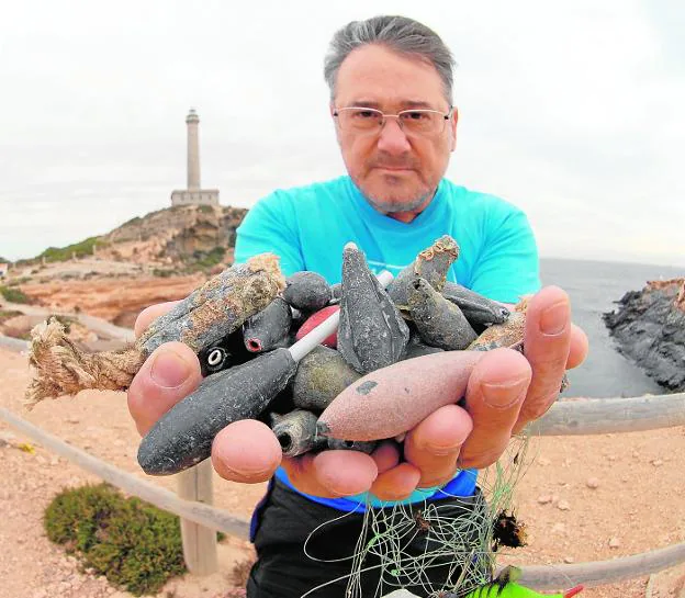 José Luis Alcaide, coordinador del proyecto Plumbum, muestra unos plomos rescatados del fondo del mar en Cabo de Palos.