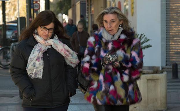 Dos mujeres se protegen del frío mientras pasean por Murcia, en una fotografía de archivo.