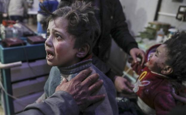 Niños heridos reciben ayuda en un hospital controlado por los rebeldes en Douma. 