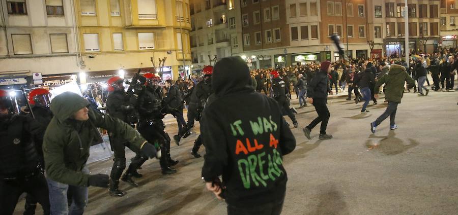 Un ertzaina ha fallecido tras los altercados previos al partido correspondiente a la vuelta de dieciseisavos de la Liga Europa entre el Athletic y el Spartak. Cinco personas, al menos tres de ellas ultras del conjunto ruso, han sido detenidas por los incidentes, en los que se han lanzado bengalas y diversos objetos.