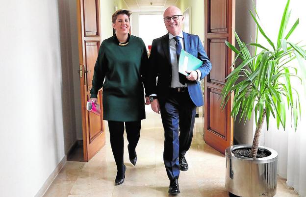 Noelia Arroyo y Juan Hernández, ayer, tras la reunión del Consejo de Gobierno.