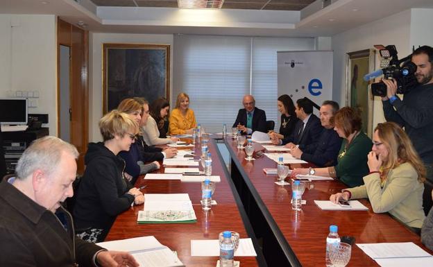 Juan Hernández y Violante Tomás, este jueves, durante la reunión con sindicatos y organizaciones empresariales.