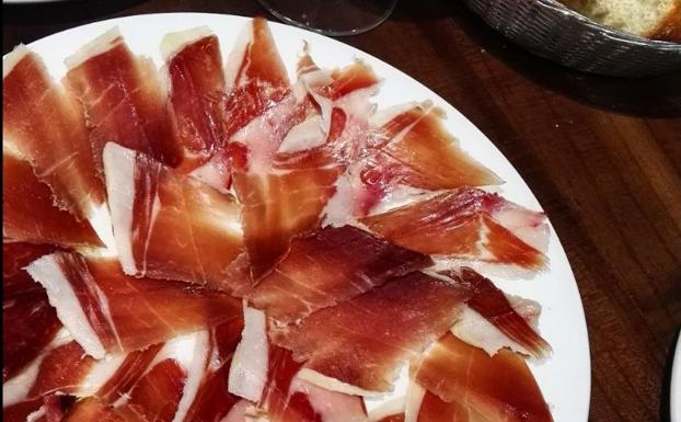 Plato de jamón en Los Toneles