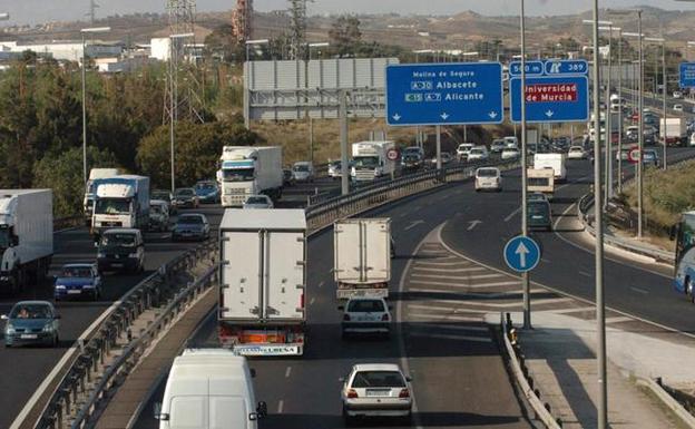 Varios camiones circulan por una autovía de Murcia en una imagen de archivo. 