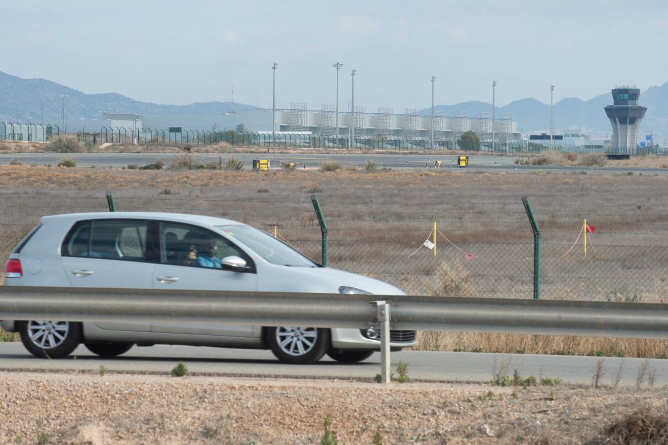 García-Legaz firma el contrato para la explotación y mantenimiento del aeródromo durante los próximos 25 años con el presidente López Miras. Llevará el nombre del ingeniero murciano Juan de la Cierva