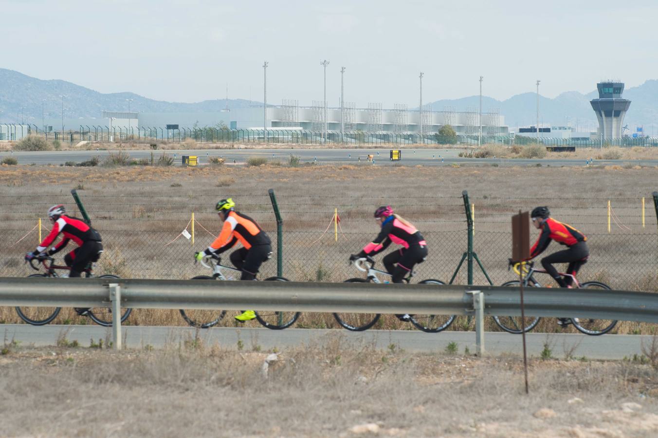 García-Legaz firma el contrato para la explotación y mantenimiento del aeródromo durante los próximos 25 años con el presidente López Miras. Llevará el nombre del ingeniero murciano Juan de la Cierva