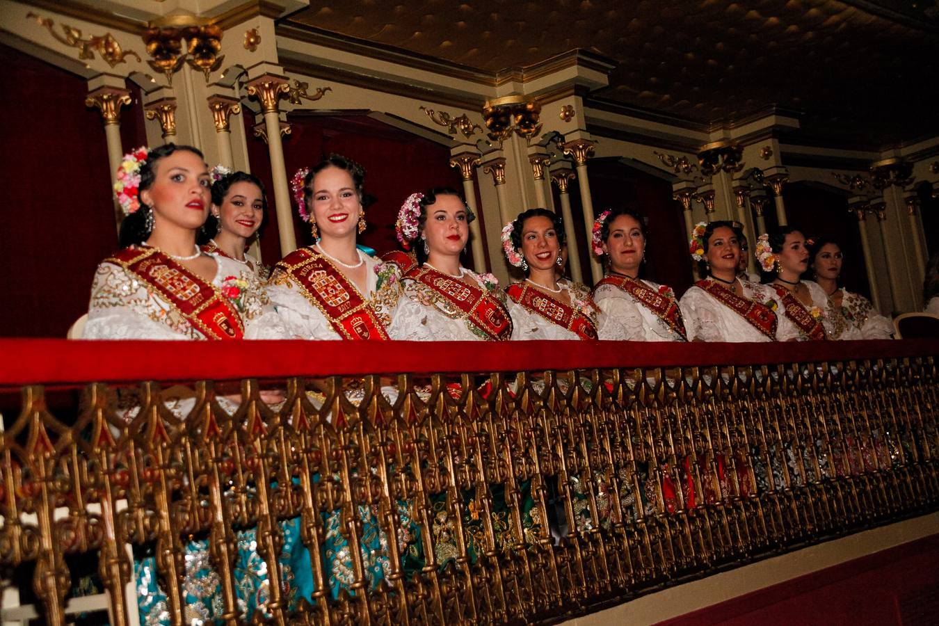 La Federación de Peñas Huertanas rindió homenaje a las Reinas de la Huerta salientes y a sus respectivas cortes de honor durante una gala celebrada en en el Teatro Romea