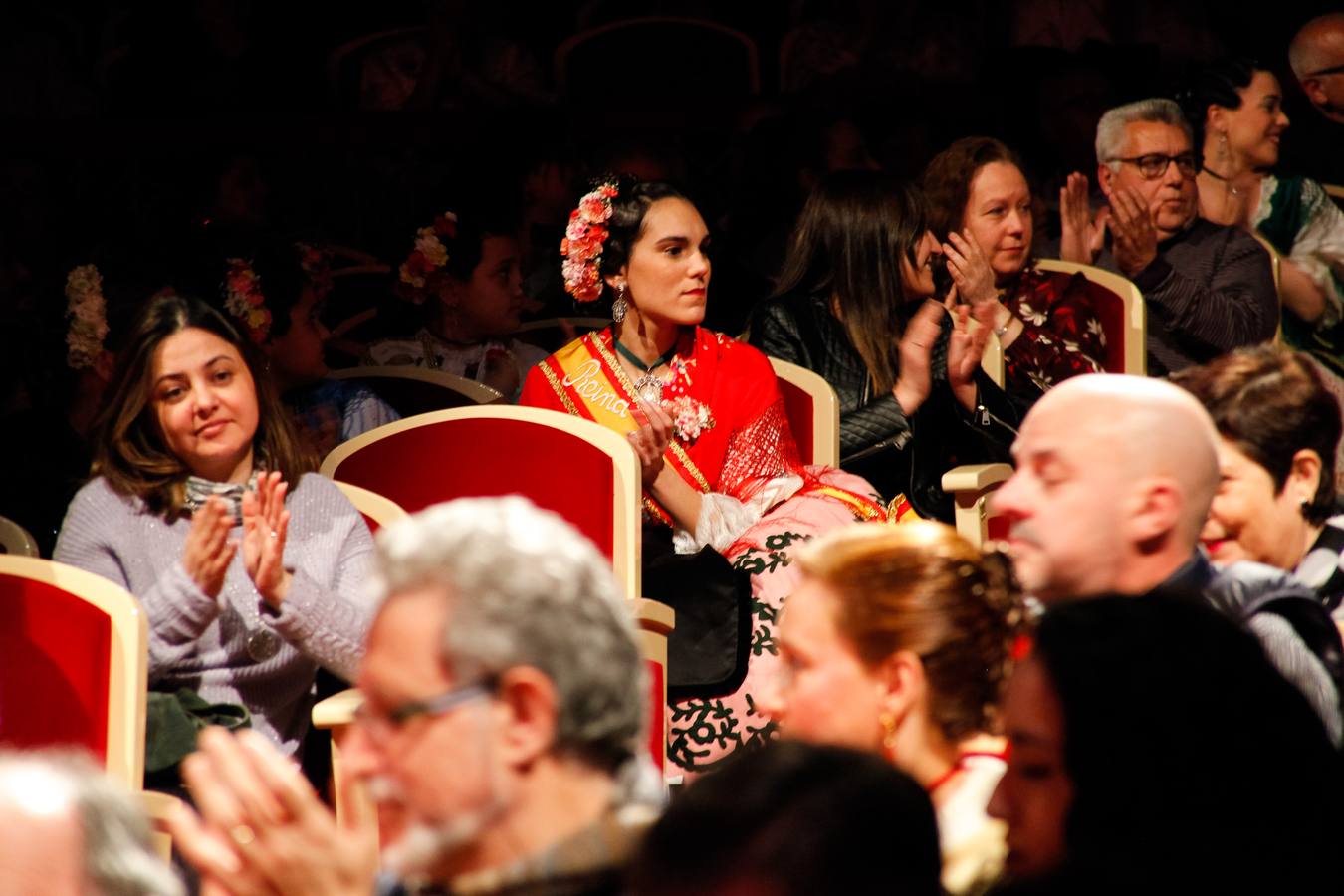 La Federación de Peñas Huertanas rindió homenaje a las Reinas de la Huerta salientes y a sus respectivas cortes de honor durante una gala celebrada en en el Teatro Romea