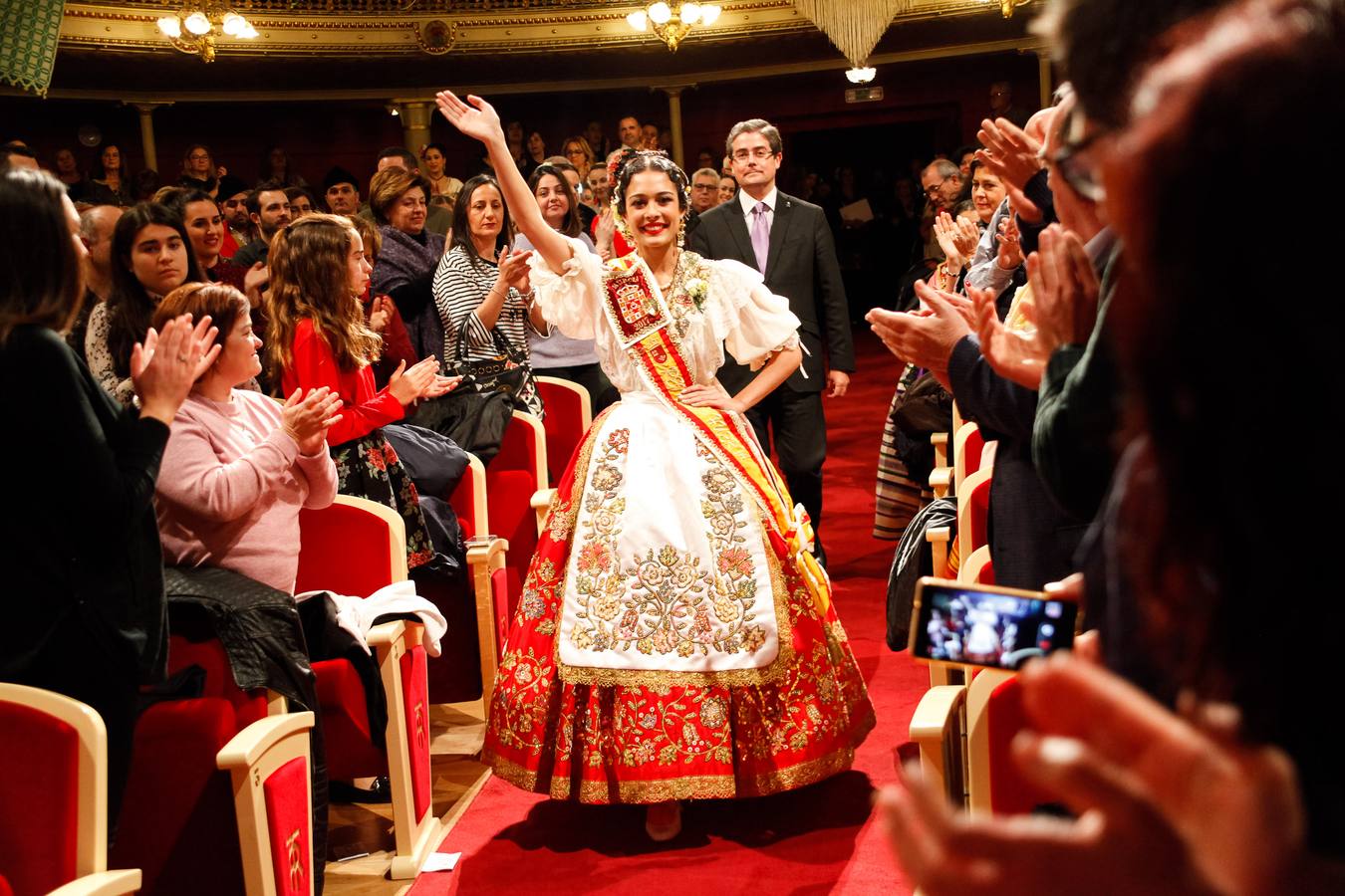 La Federación de Peñas Huertanas rindió homenaje a las Reinas de la Huerta salientes y a sus respectivas cortes de honor durante una gala celebrada en en el Teatro Romea