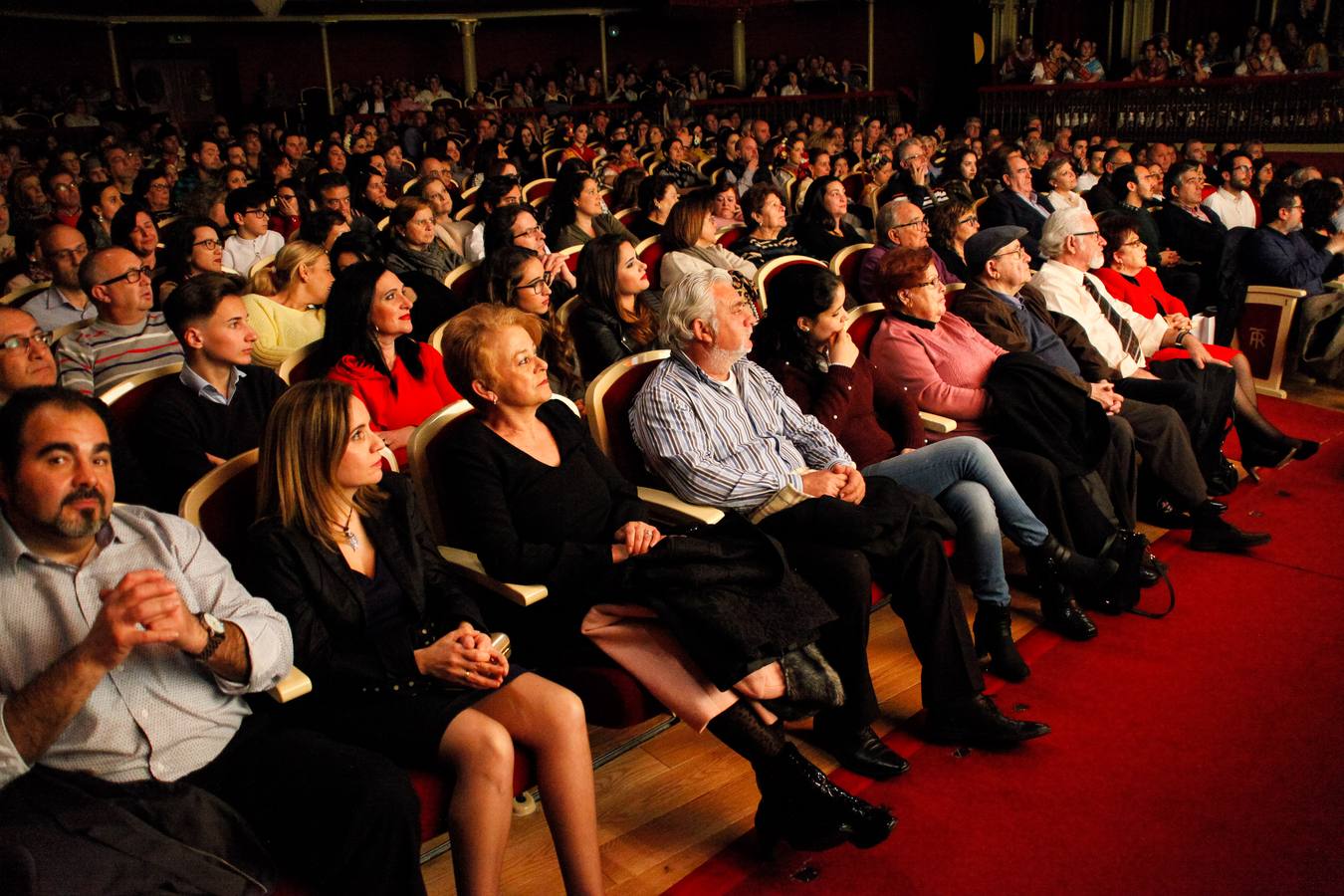 La Federación de Peñas Huertanas rindió homenaje a las Reinas de la Huerta salientes y a sus respectivas cortes de honor durante una gala celebrada en en el Teatro Romea