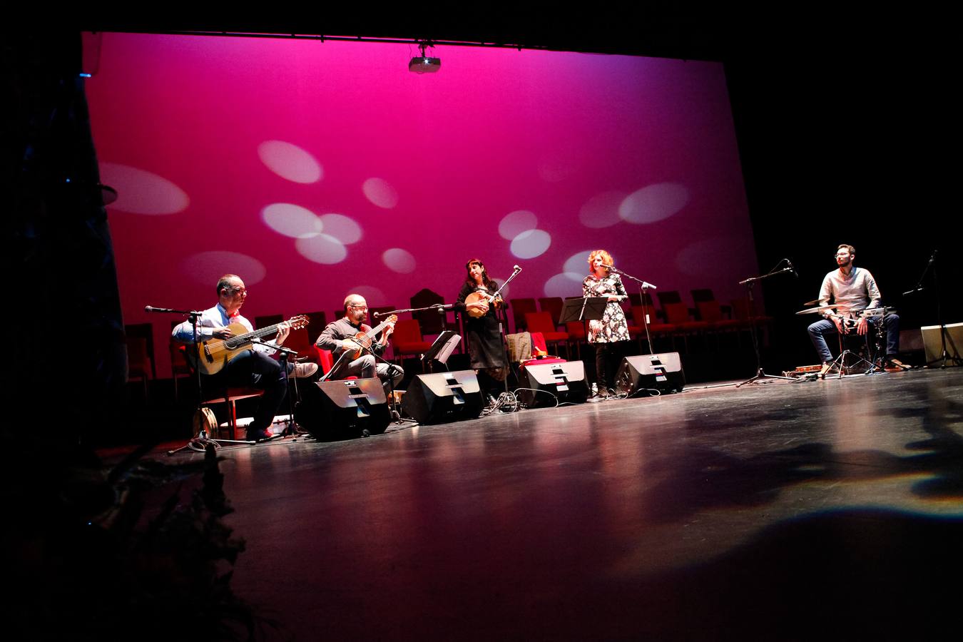 La Federación de Peñas Huertanas rindió homenaje a las Reinas de la Huerta salientes y a sus respectivas cortes de honor durante una gala celebrada en en el Teatro Romea